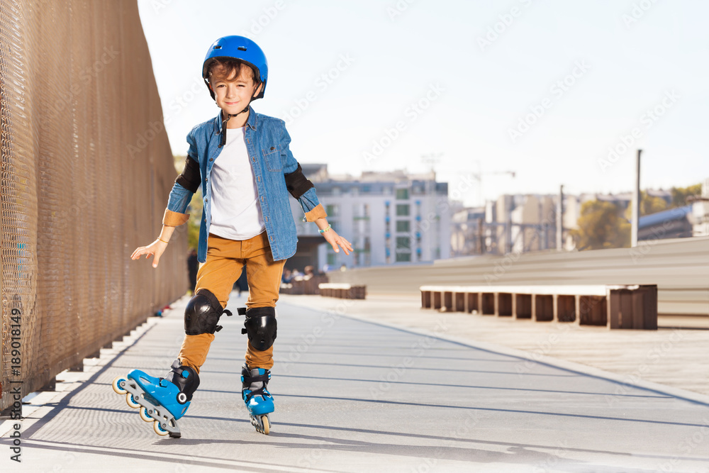 可爱的男孩在rollerdrom骑旱冰鞋