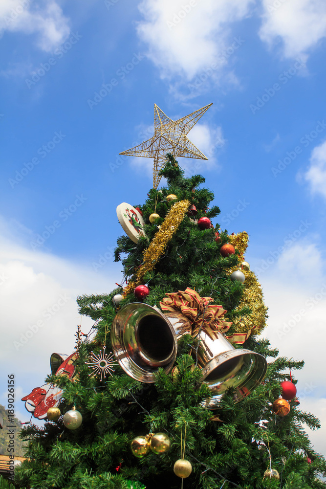 蓝天下圣诞树上的银铃