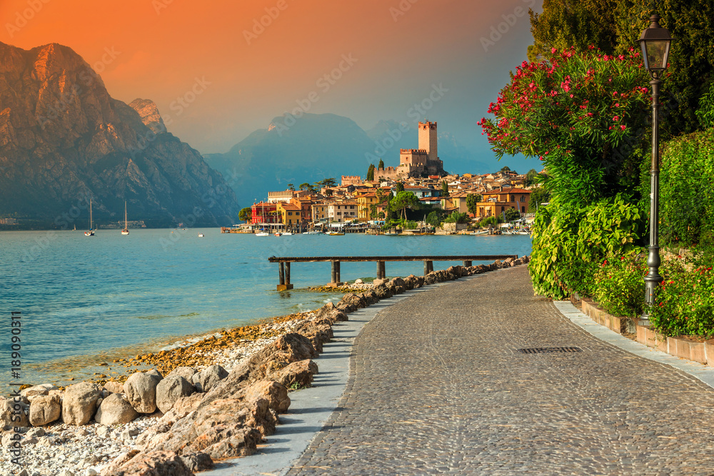 意大利加尔达湖神奇的马尔塞辛旅游度假区和色彩缤纷的日落
