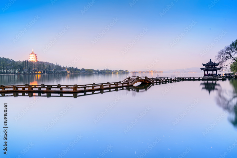 西湖景观。长桥和雷峰塔。位于中国江苏杭州。