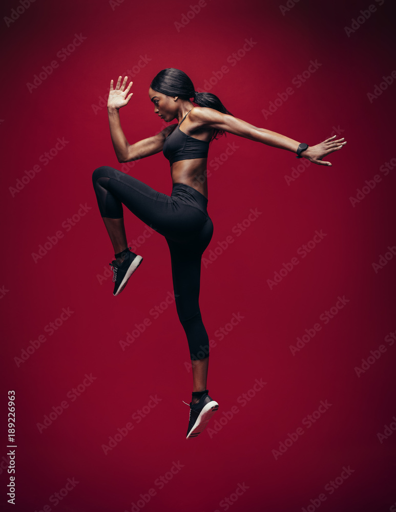 运动型女子跳跃和伸展运动