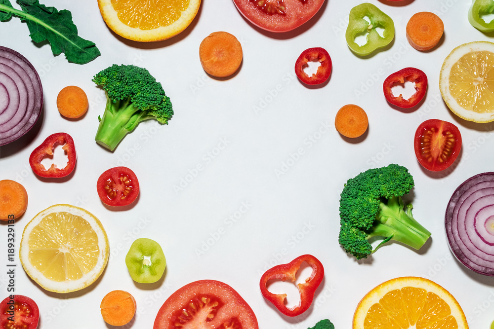 白底什锦蔬菜和水果片。平躺。纯素食概念。