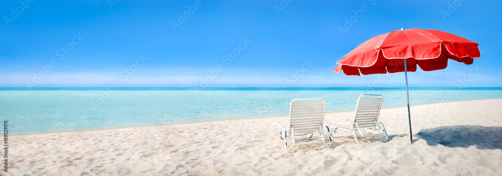 Strand Panorama mit Liegestühlen und Sonnenschirm