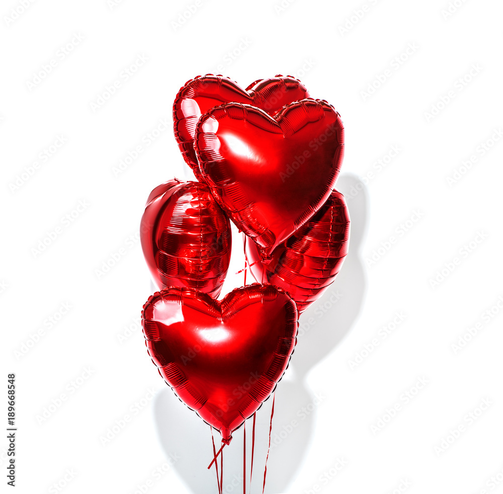 情人节。气球。白色背景上隔离的一束红色心形箔气球