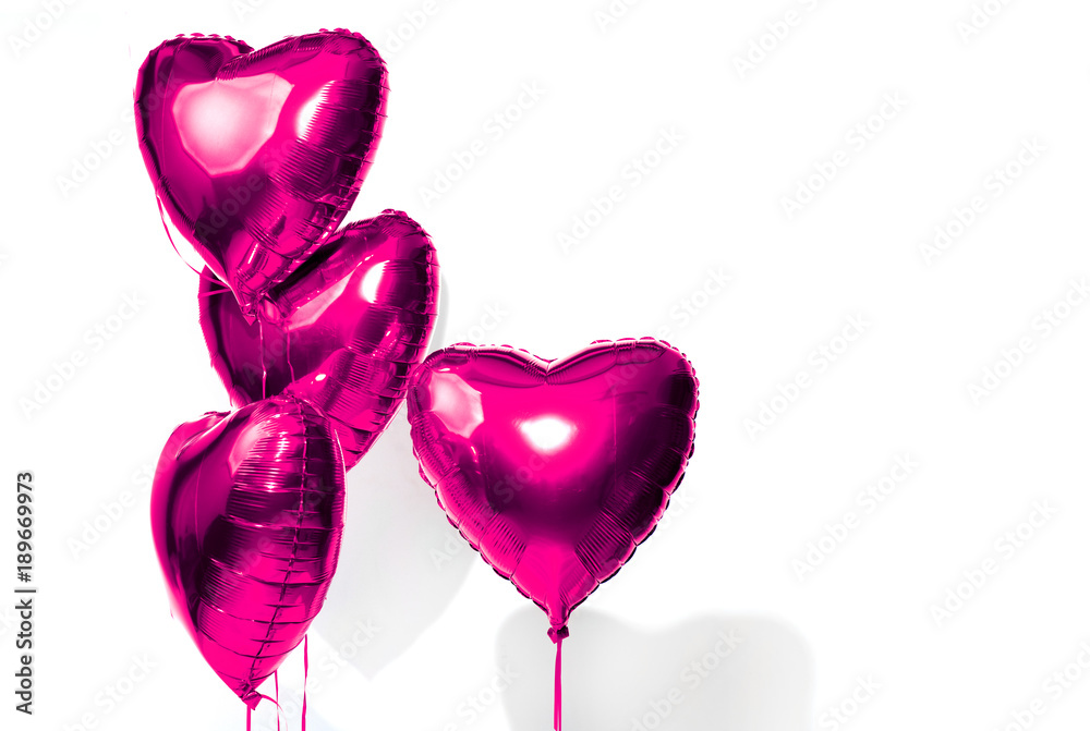 情人节。气球。一束紫色心形氦气球隔离在白色背景上。