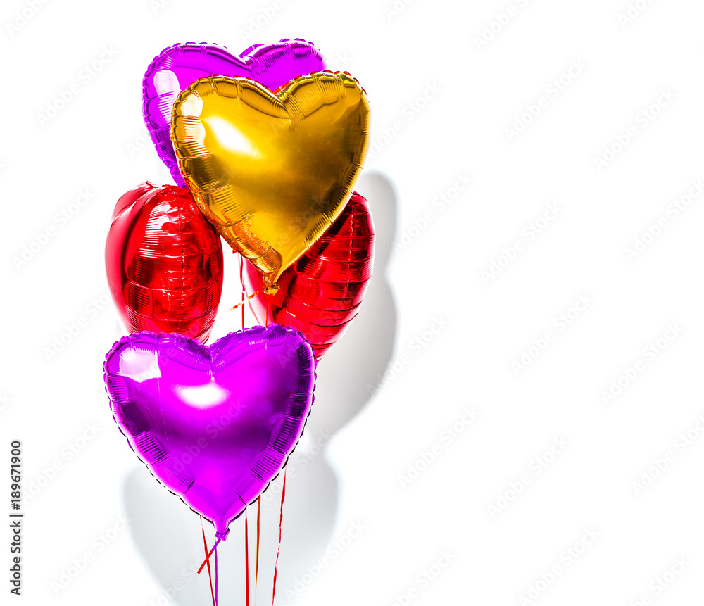 情人节。气球。一束五颜六色的心形氦气球被隔离在白色的背上
