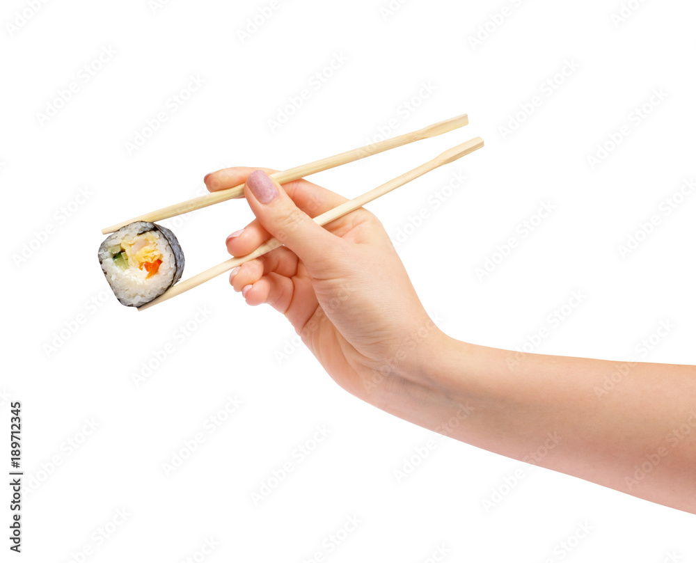 女性手中拿着木筷子的寿司卷，白底隔离