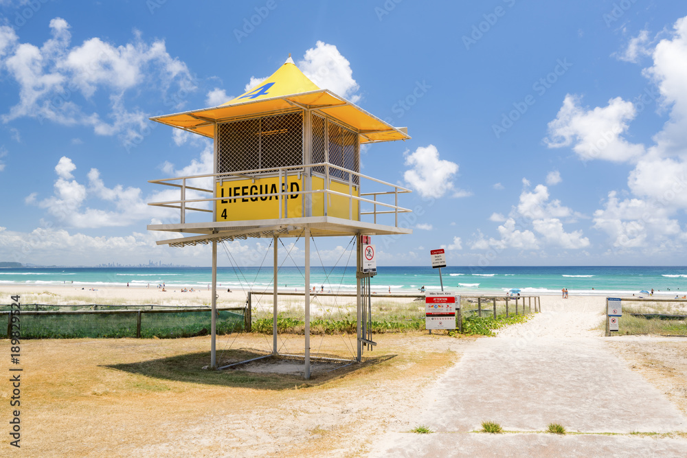 澳大利亚昆士兰黄金海岸Kirra海滩的黄色救生塔。