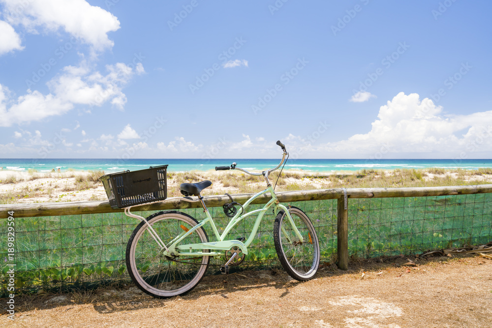 澳大利亚昆士兰黄金海岸Kirra海滩，一辆自行车靠在围栏上。