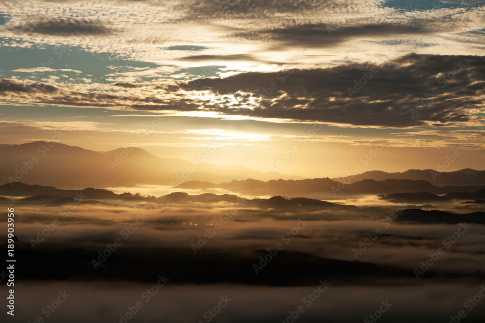 美丽的风景——清晨日出时的阳光，在山上热带雨林上流动的雾波之上