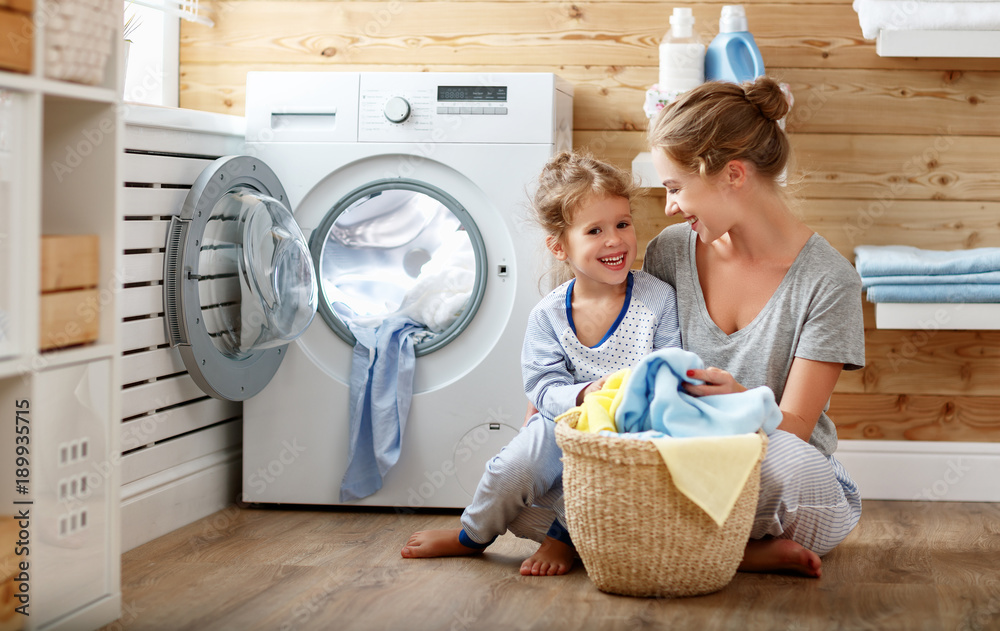 幸福家庭的母亲家庭主妇和孩子在洗衣机里
