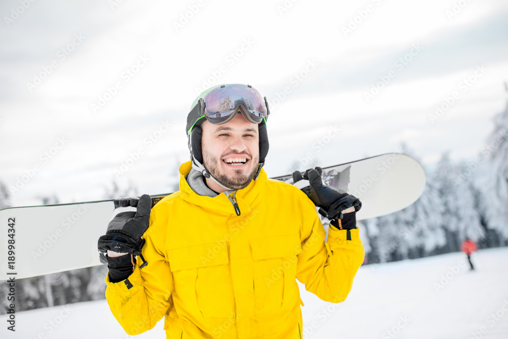 一名身穿冬季运动服的男子在户外滑雪板行走的肖像