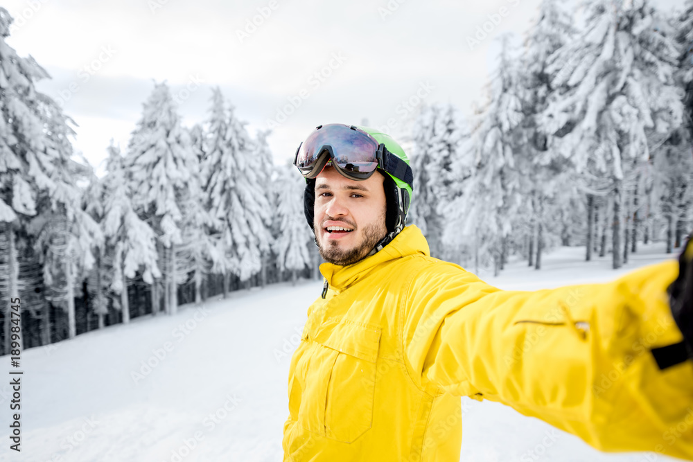 穿着冬季运动服的滑雪运动员在雪山户外自拍