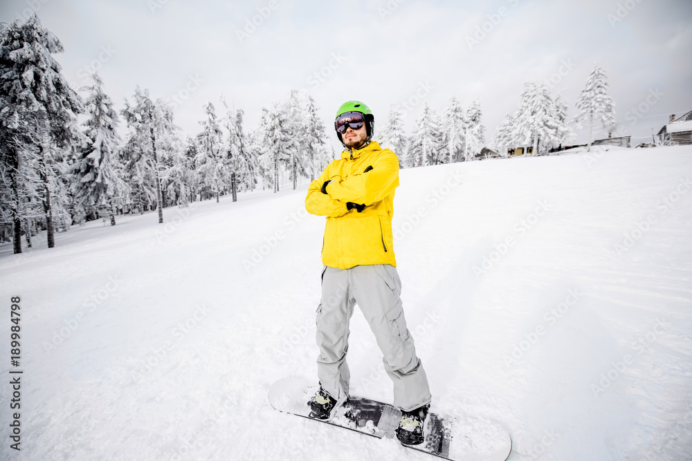 雪山户外，一位穿着五颜六色冬季运动服的单板滑雪运动员的肖像