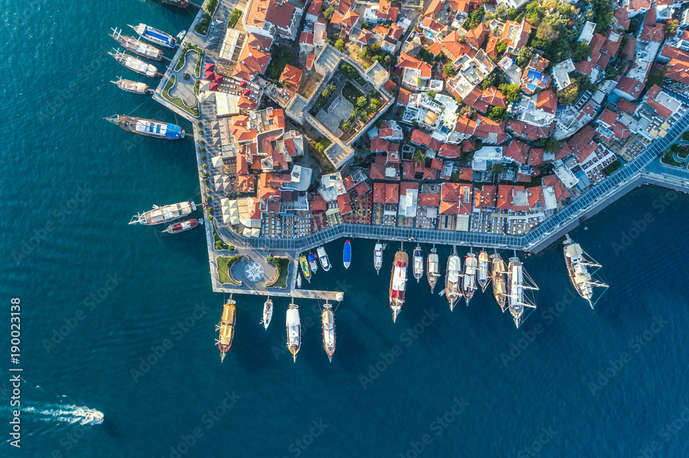 土耳其马尔马里斯日落时的船只、游艇、漂浮的船只和美丽的建筑鸟瞰图。