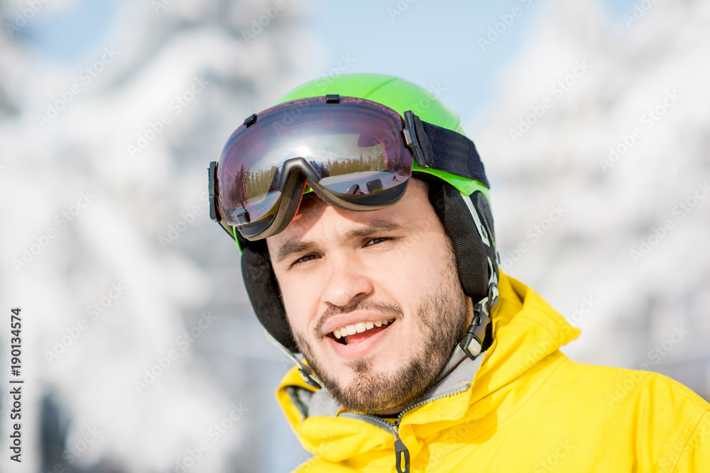一个穿着滑雪服的男人在户外山区的肖像