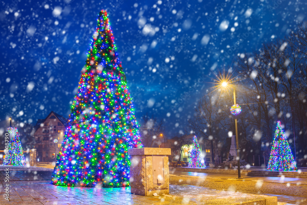 波兰扎科帕内，一个寒冷的冬夜，大雪纷飞的圣诞树