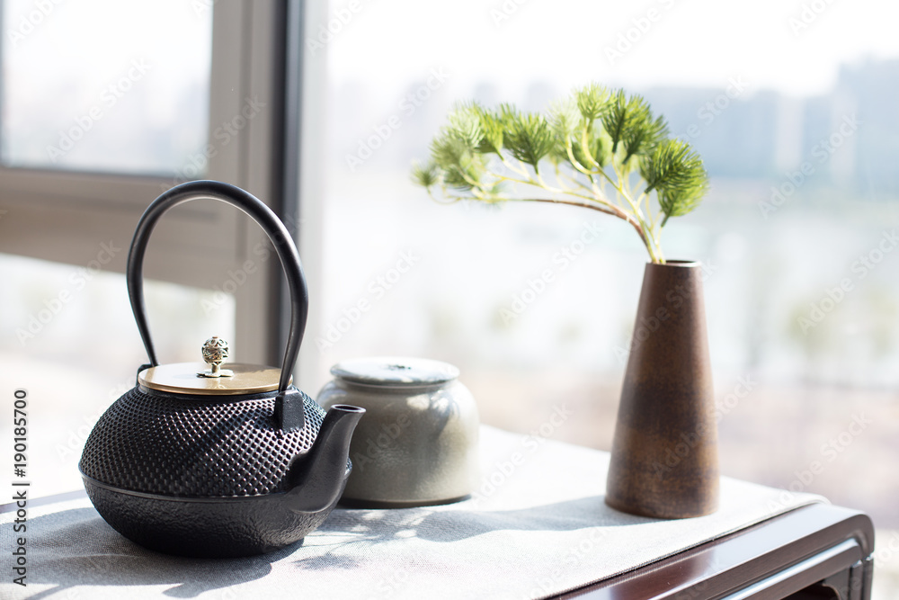 桌上优雅的茶壶和茶杯