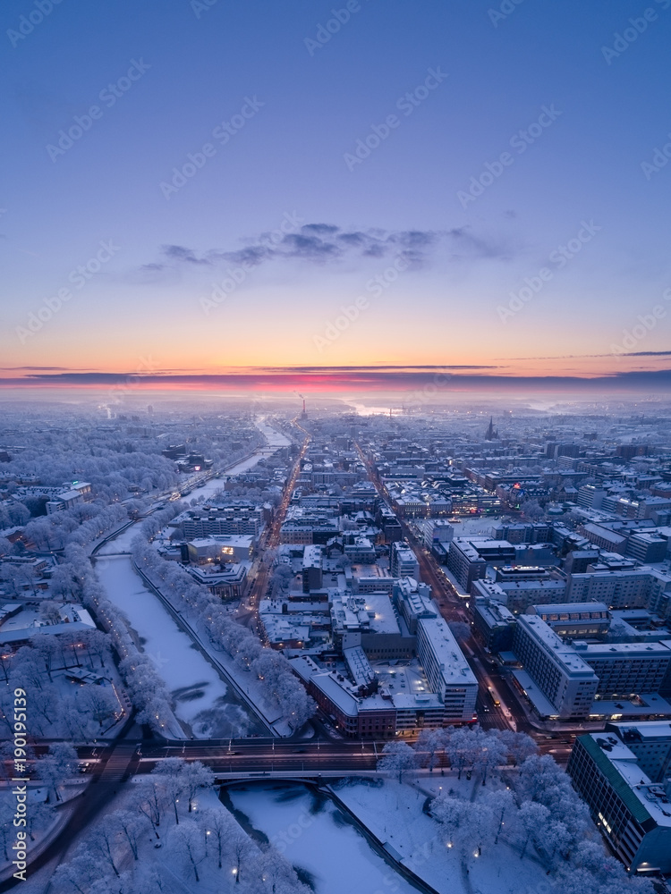 芬兰图尔库市中心冬季日落鸟瞰图-2018年1月