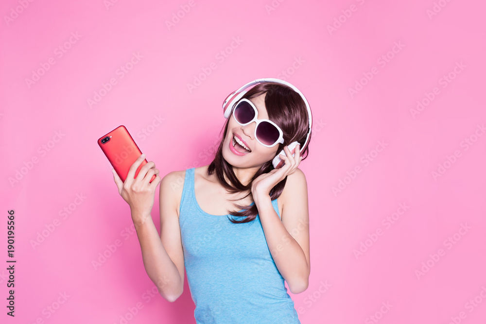 女人用手机听音乐