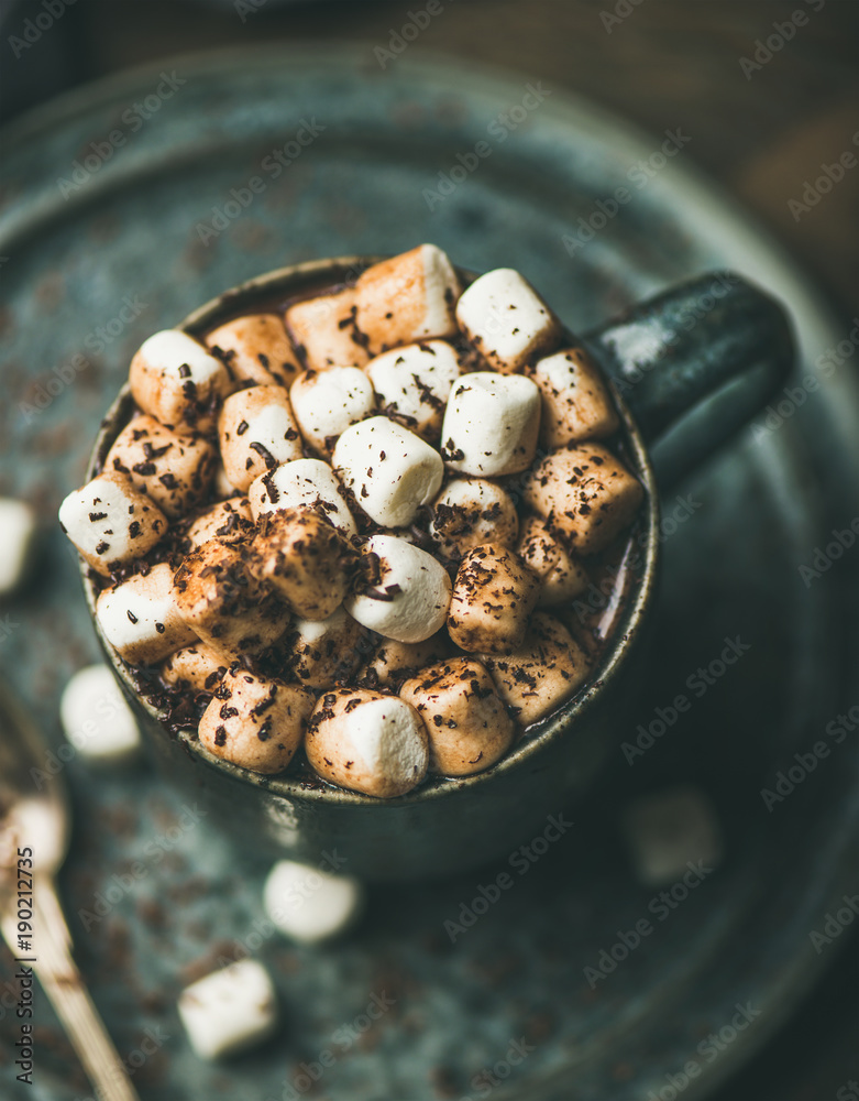 暖冬甜饮料热巧克力配棉花糖和可可，杯子里放在灰色陶瓷托盘上
