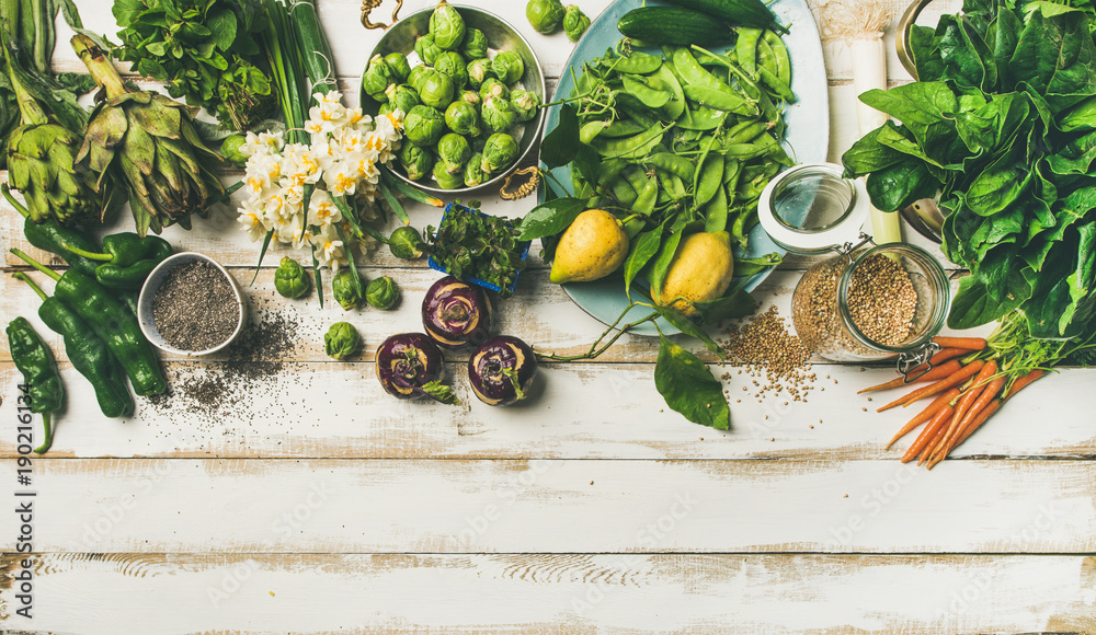 春季健康纯素食品烹饪原料。蔬菜、水果、种子、芽菜、花朵的扁平排列