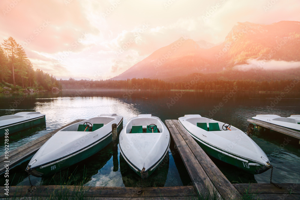 欧洲奥地利阿尔卑斯山Hintersee湖上令人惊叹的阳光明媚的夏日。风景摄影