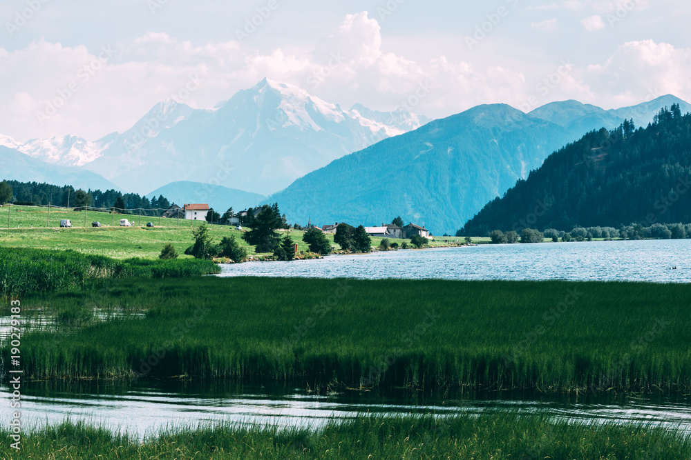 穆塔湖（海德西）和奥尔特勒峰的美景，位于圣瓦伦丁村附近。