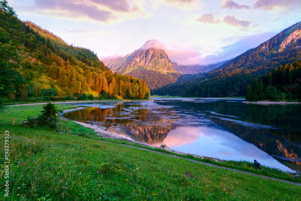 神奇的夏日早晨，在瑞士奥伯西湖上，位于纳费尔斯村附近。瑞士阿尔卑斯山
