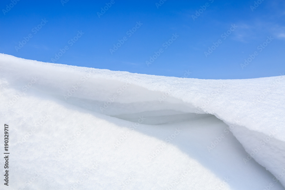 冬季美丽的雪和蓝天自然背景