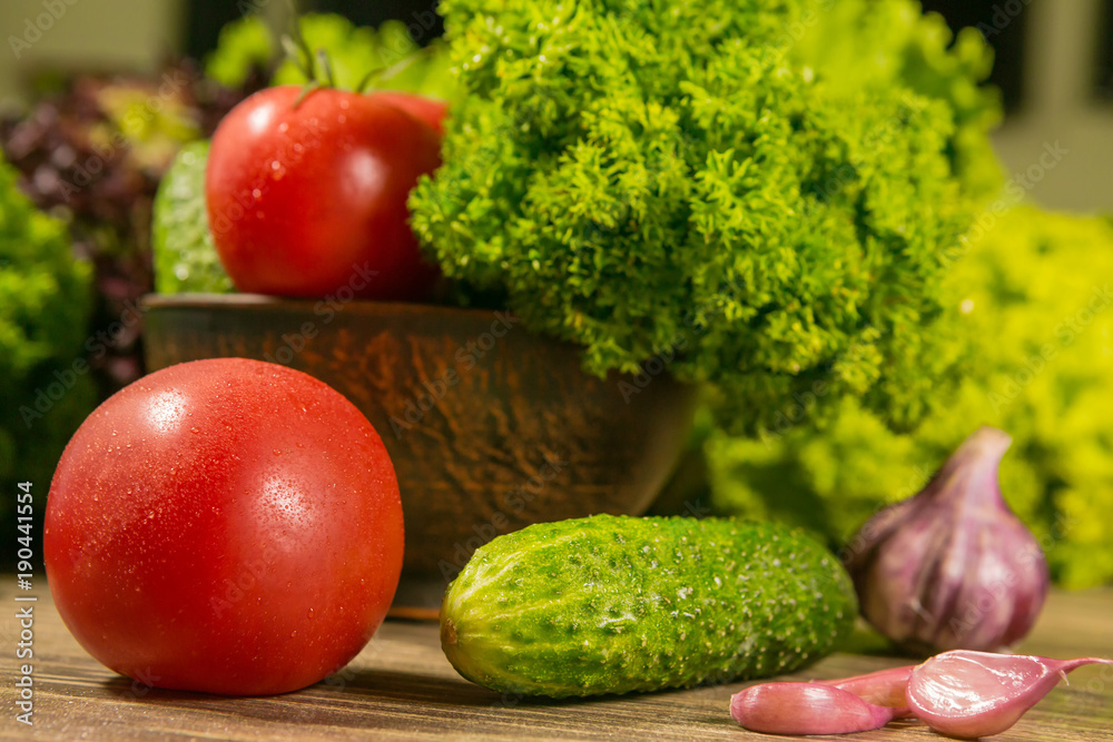 木桌上碗里的有机蔬菜。健康素食