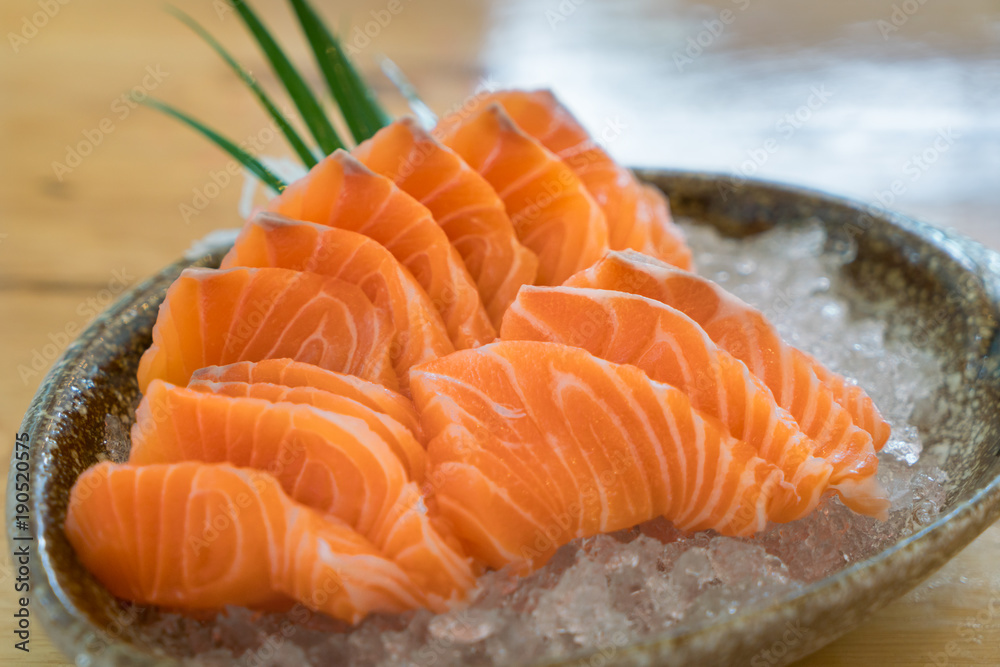 生三文鱼片或三文鱼生鱼片，日式新鲜，在日本餐馆的碗中冰上食用