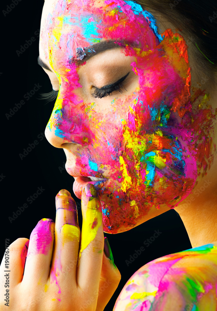 美丽的模特女孩，脸上涂着五颜六色的颜料。流动液体p的美女肖像