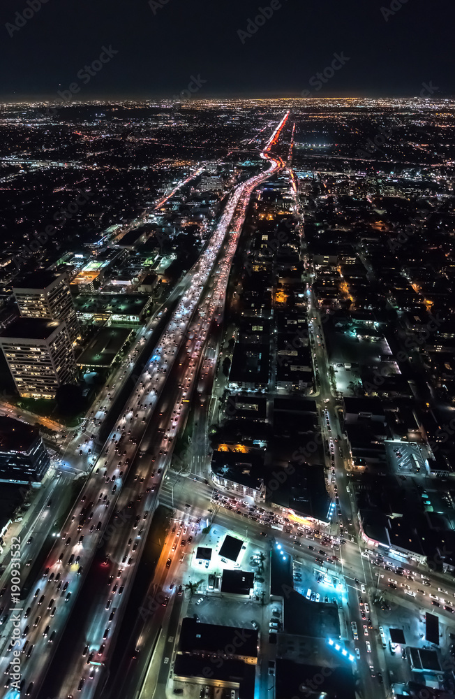 加利福尼亚州洛杉矶一条大型高速公路夜间鸟瞰图