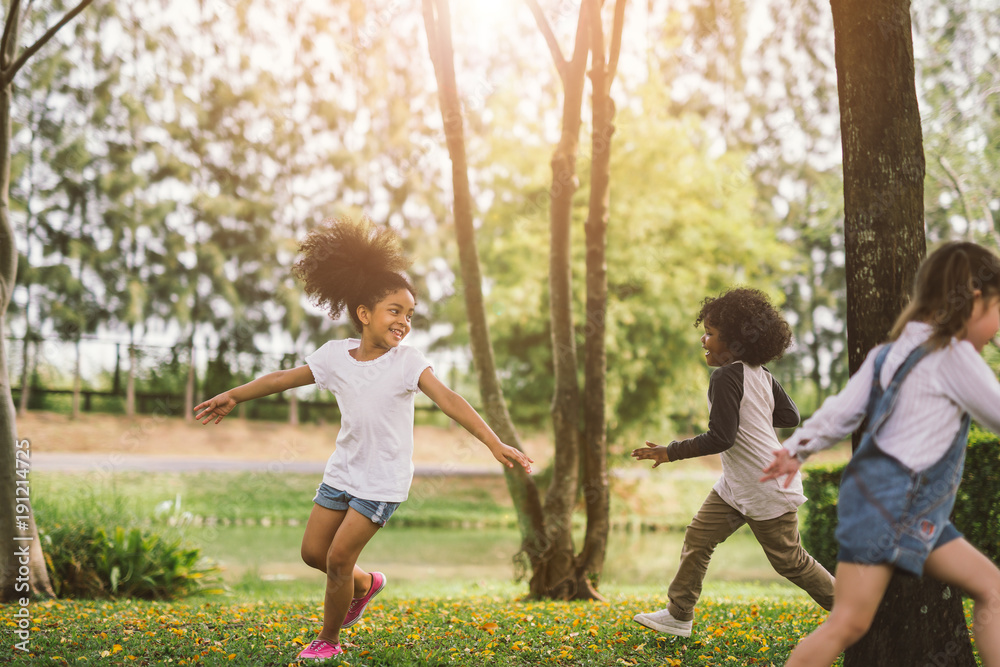 可爱的非裔美国小女孩在户外玩耍——黑人的孩子和朋友很开心。