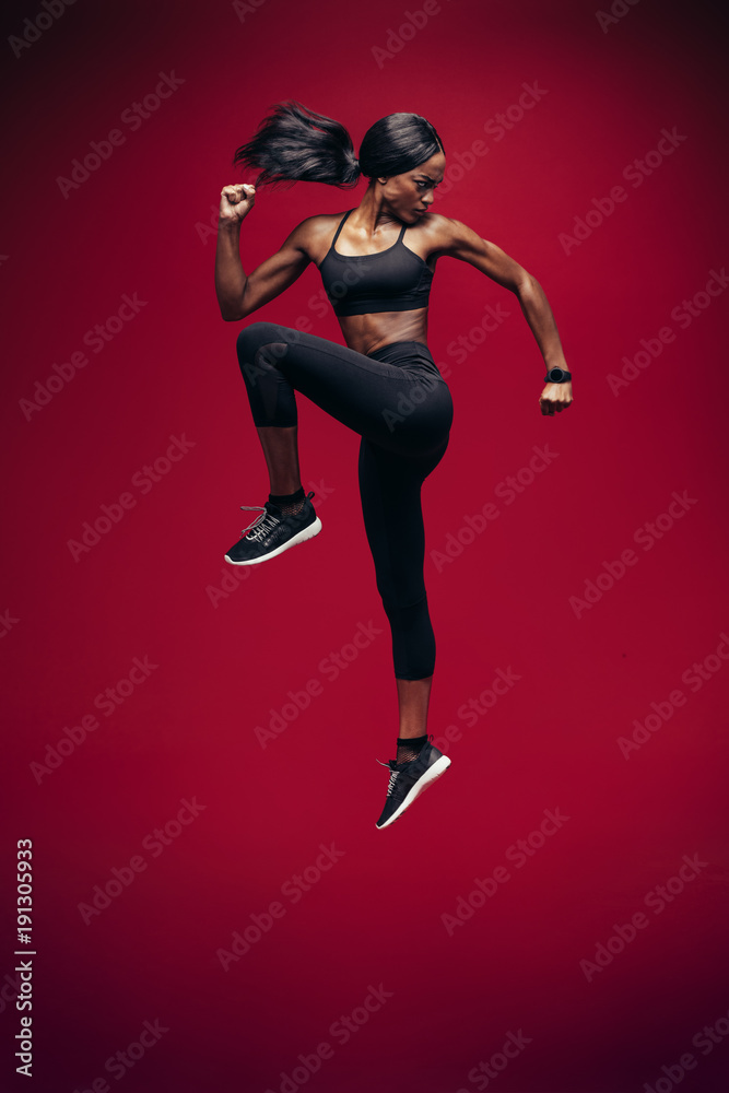 健康的非洲女性跳跃和锻炼
