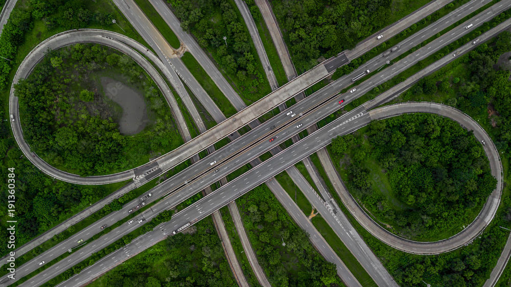 鸟瞰公路交汇处、十字路口、互通式立交和高速公路是重要的基础设施