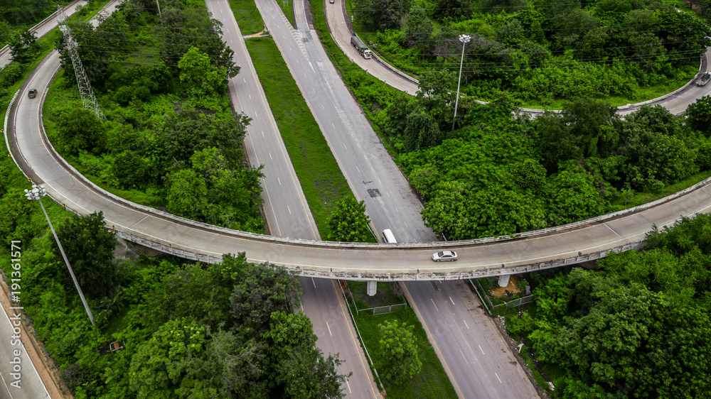 鸟瞰公路交叉口、十字路口、互通式立交和高速公路是重要的基础设施