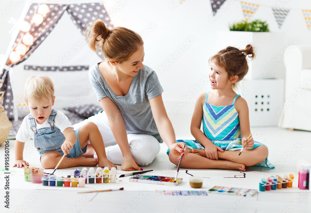 孩子的创造力。母亲和孩子在游戏室画画