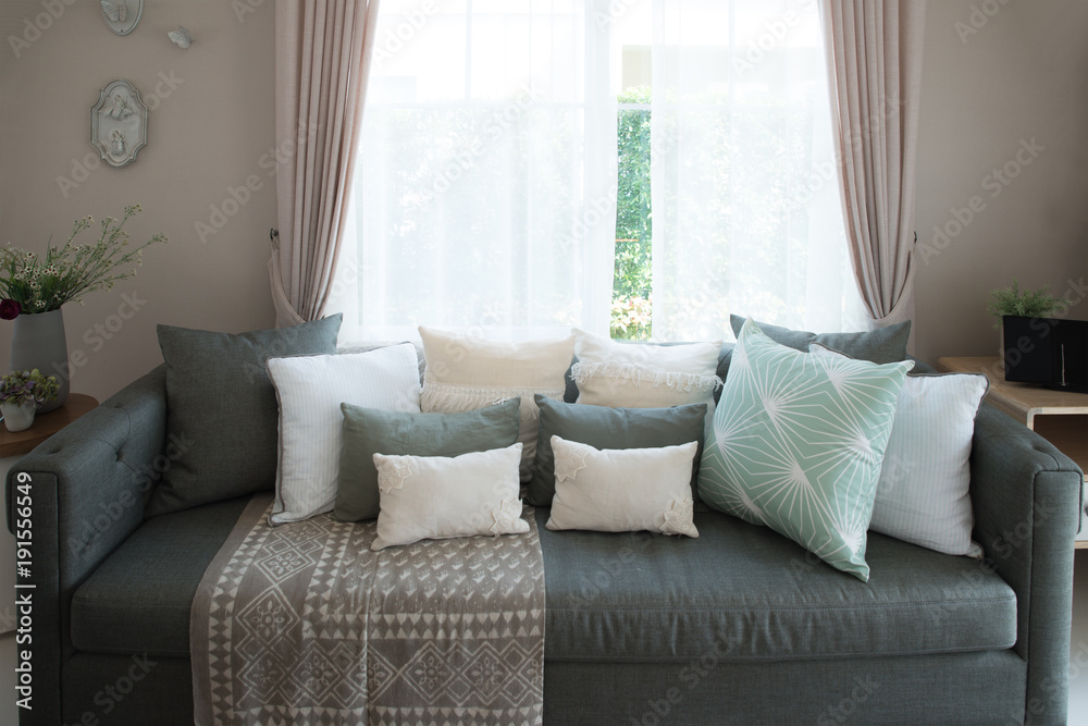 家里客厅休息室的休息室沙发和彩色枕头。