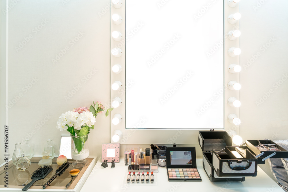 现代壁橱，带化妆梳妆台、镜子和化妆品，位于平面风格的房子里。