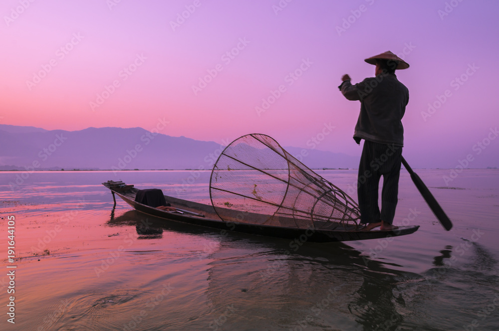 因乐湖上的渔民/亚洲缅甸因乐湖早上的渔民。