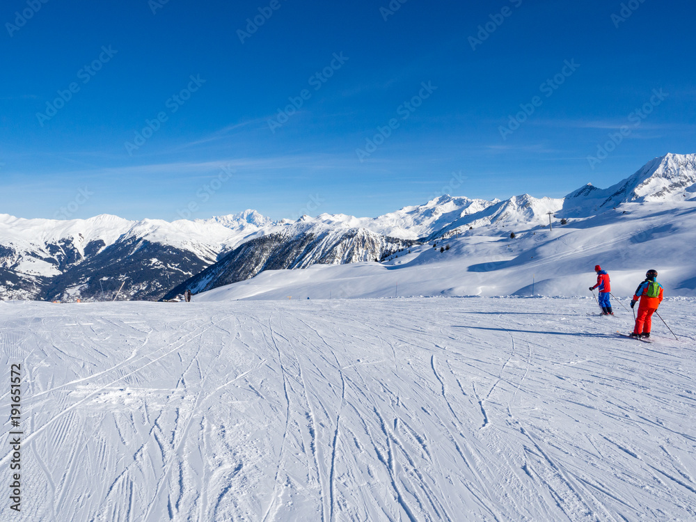 法国梅里贝尔-2018年1月：阿尔卑斯山的白色斜坡。法国梅里贝尔滑雪场。阳光明媚。
