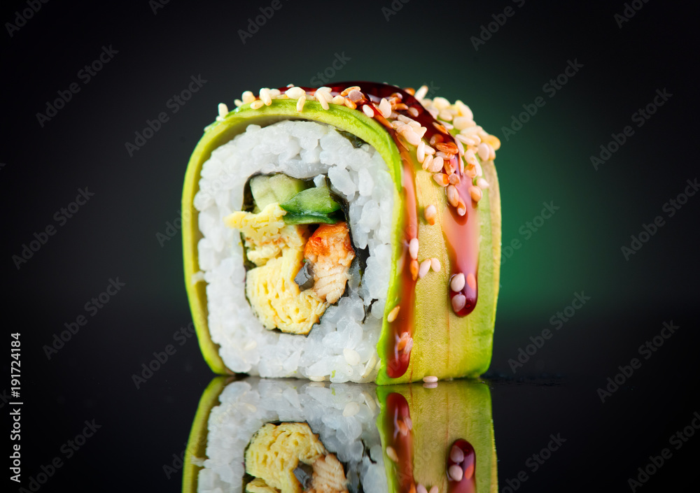 黑底寿司卷。寿司卷配鳗鱼、豆腐、蔬菜和鳄梨特写。日式