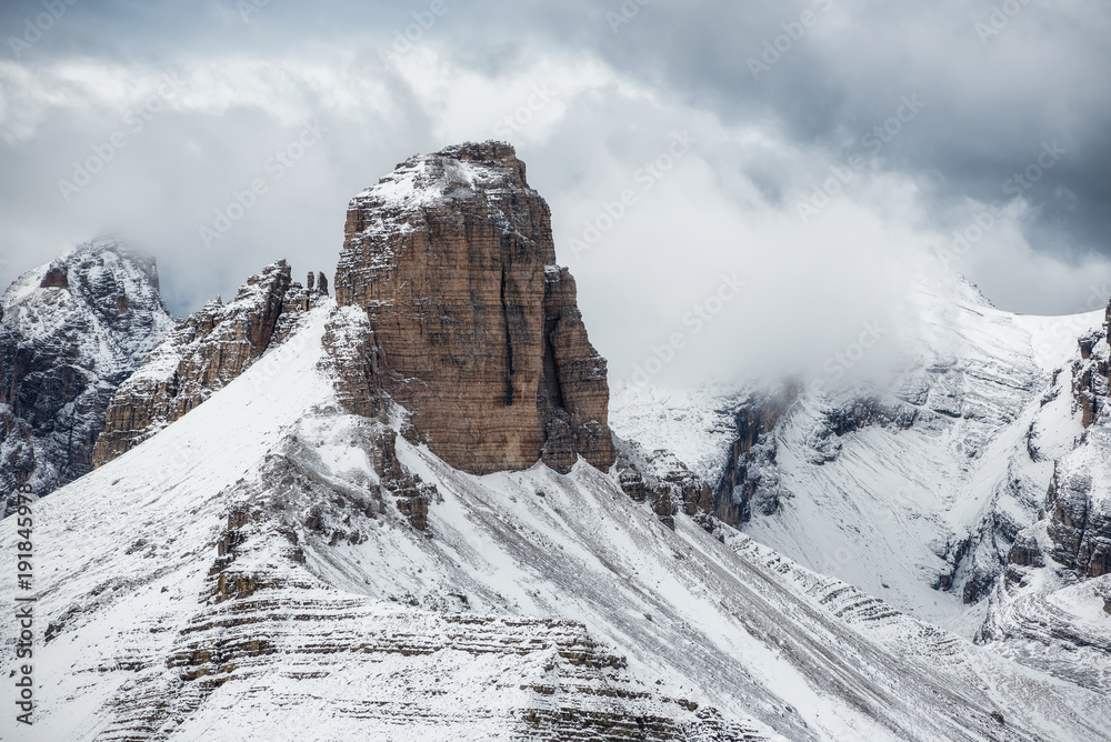 阿尔卑斯山脉的高山山脊。冬季美丽的自然景观