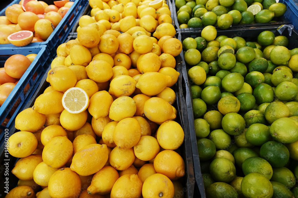 收获季节农贸市场上的新鲜柑橘类水果