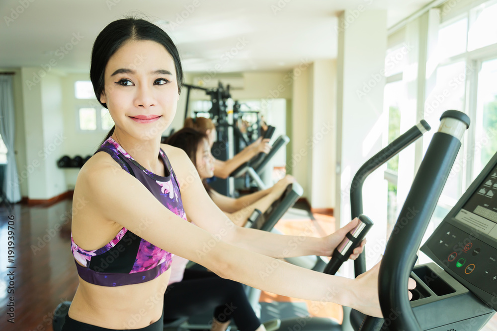 运动俱乐部健康理念中的运动美女亚洲女孩在跑步机上跑步