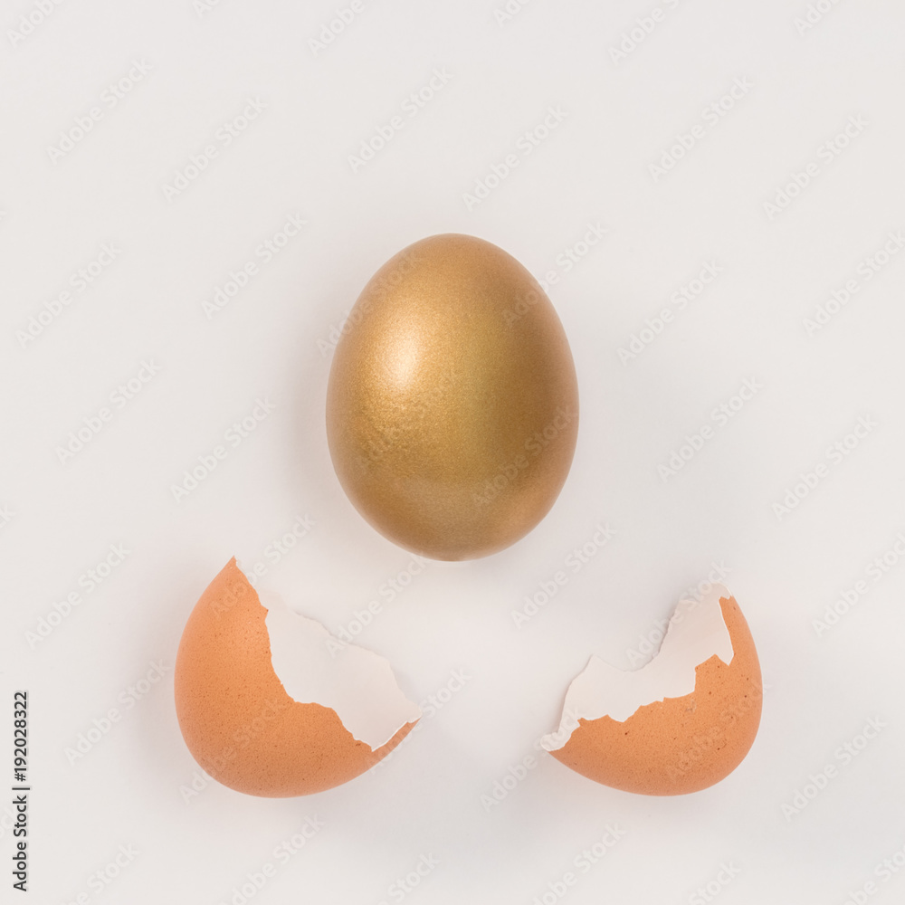复活节金蛋从蛋壳破裂的鸡蛋里掉了出来。