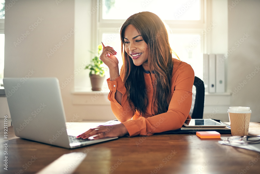女企业家在家庭办公室用笔记本电脑工作