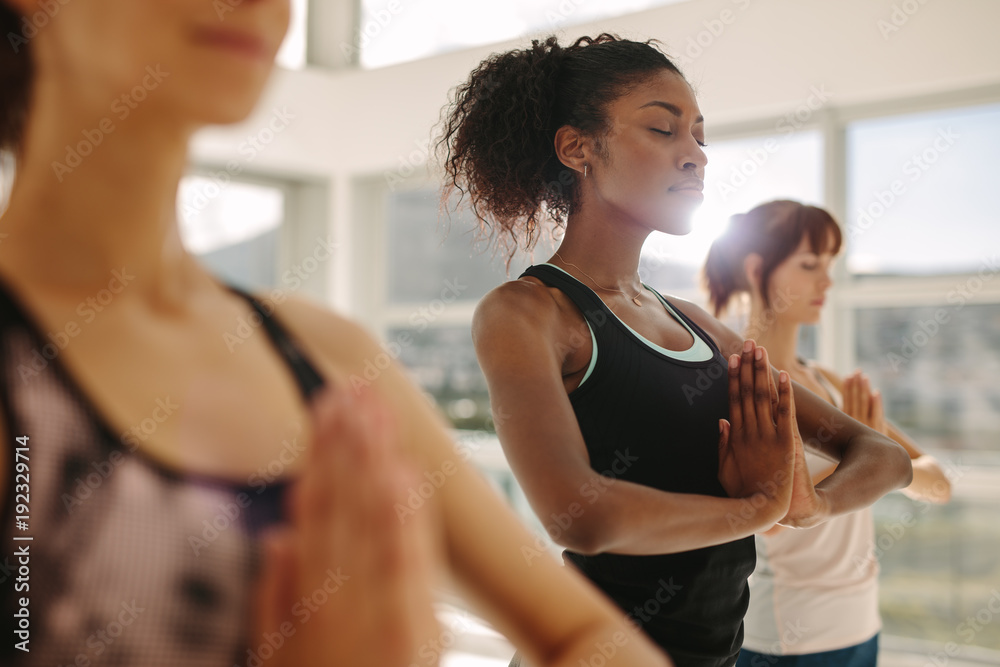 女人和朋友在健身房练习瑜伽